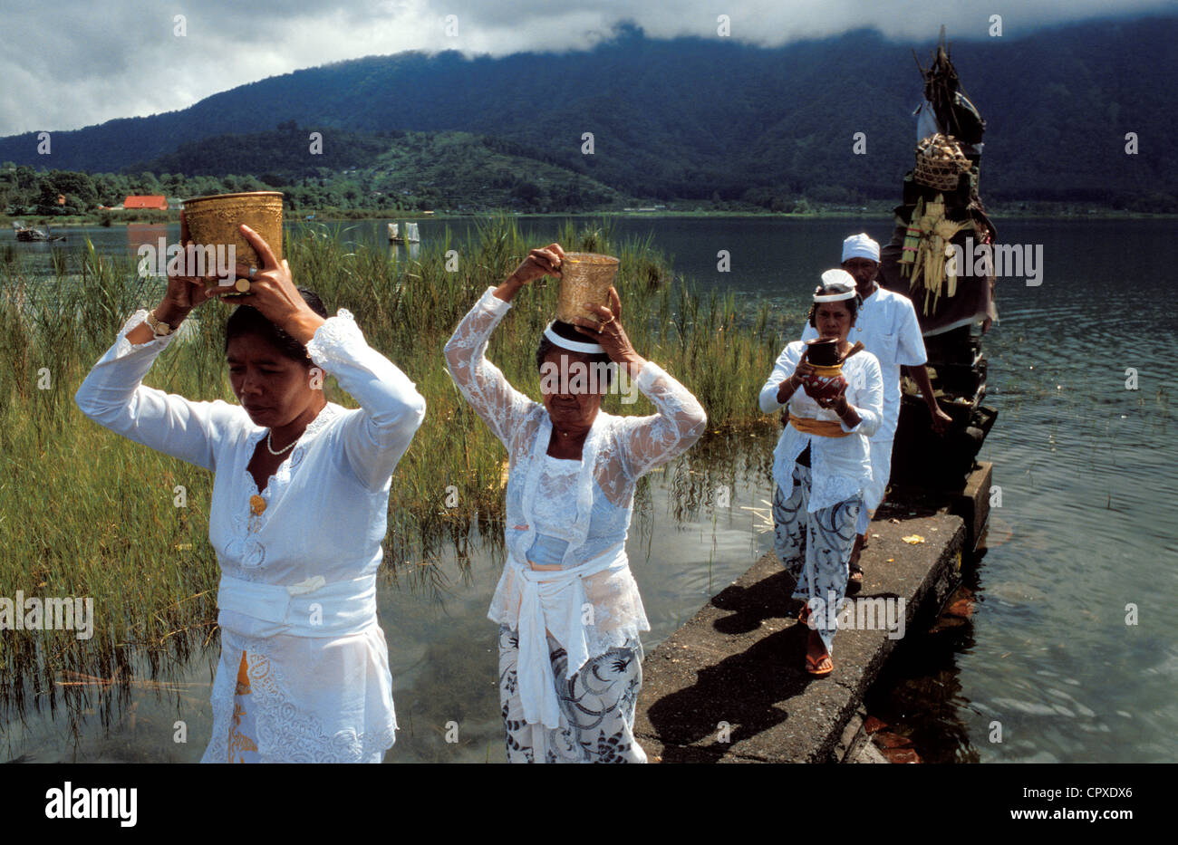 Indonesia Bali ogni anno abitanti entro il cratere del vulcano vicino al lago Bratan venuto a pagare hommage a Dewi Danu Dea dell acqua Foto Stock