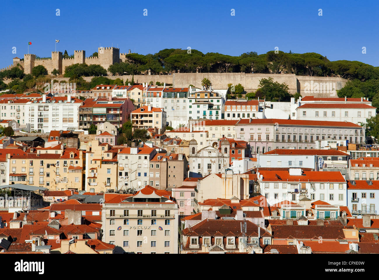 Il Portogallo, Lisbona, quartiere Baixa e Castelo Sao Jorge (Saint George Castle) visto dall'Elevador de Sant Justa Foto Stock