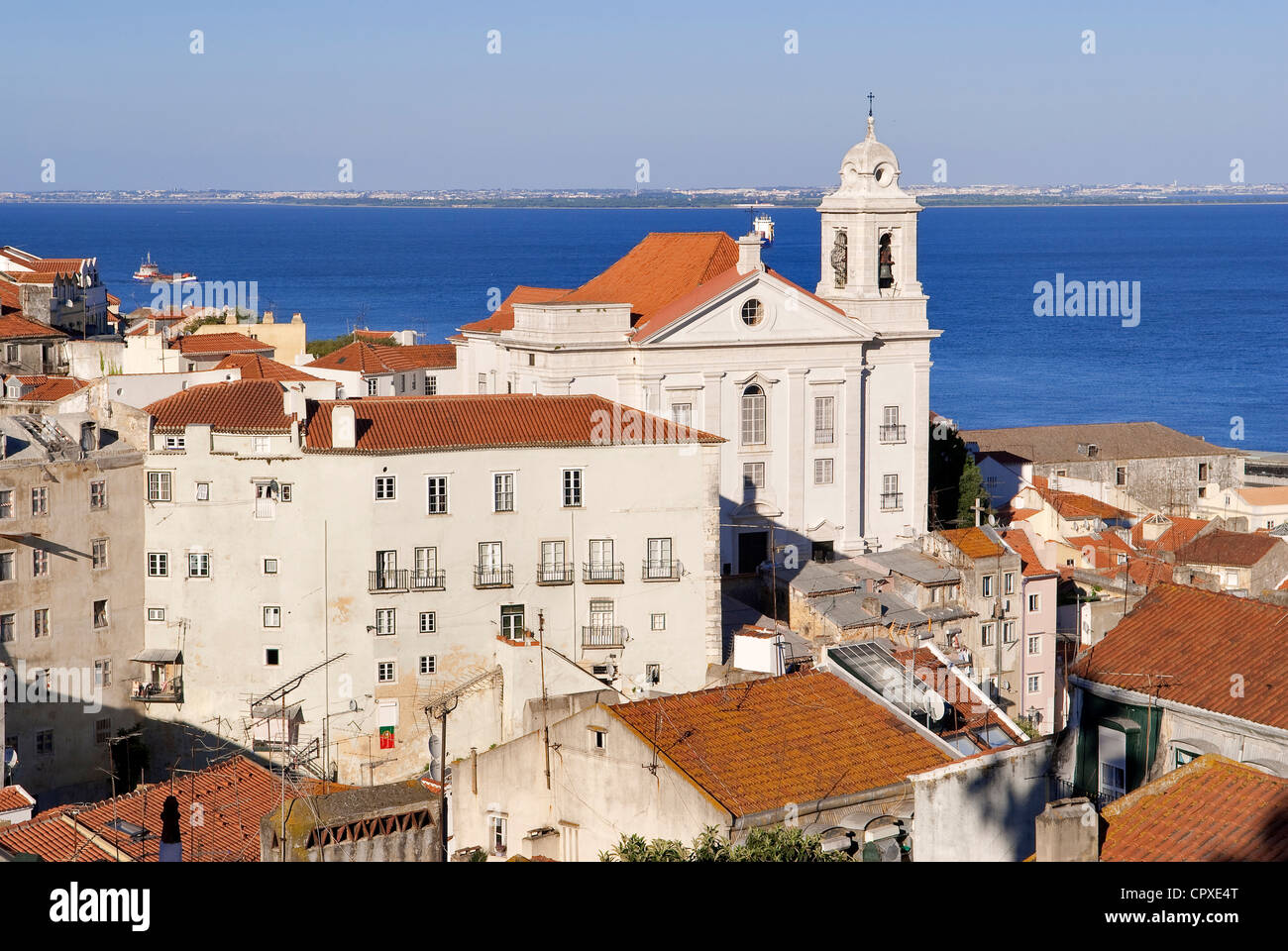 Portogallo Lisbona tetti del quartiere di Alfama e Santo Estevao (St Stephen) Chiesa vista dalla terrazza del Largo das Portas do Sol Foto Stock