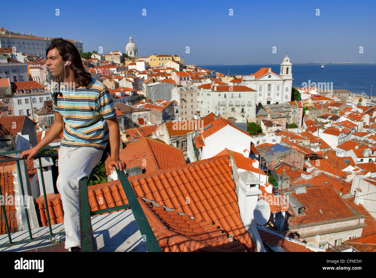 Portogallo Lisbona tetti del quartiere di Alfama e Santo Estevao (St Stephen) Chiesa vista dalla terrazza del Largo das Portas do Sol Foto Stock