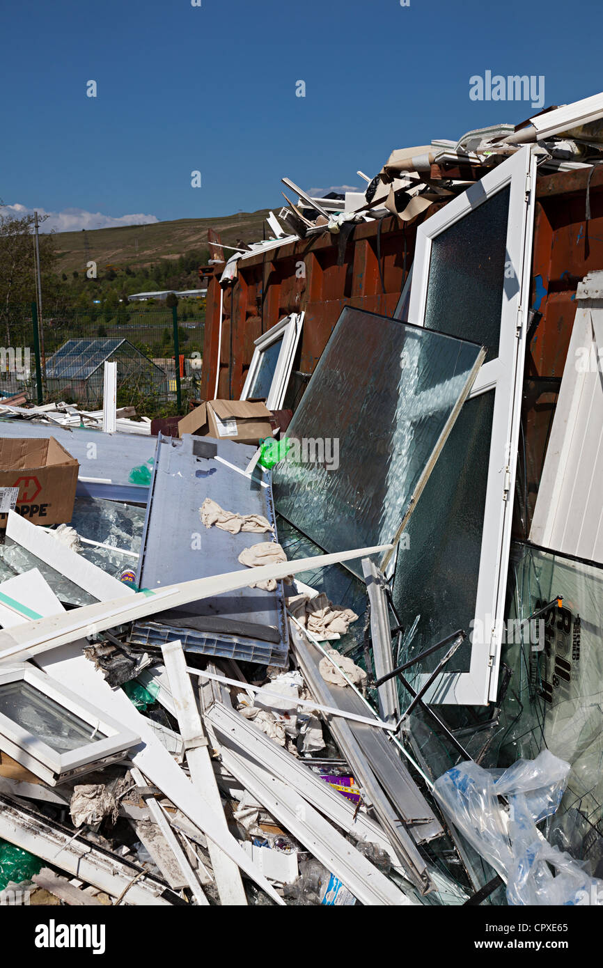 Rifiuti uPVC da doppi vetri porta e finestra di produzione, Ebbw Vale, Wales, Regno Unito Foto Stock