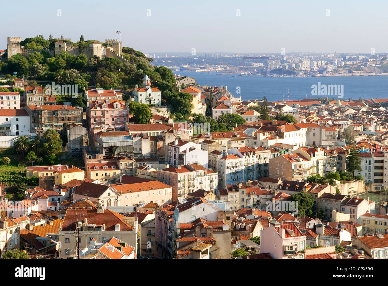 Portogallo Lisbona panorama dal Miradouro de Nossa Senhora do Monte Castelo Sao Jorge (Saint George Castle) in background Foto Stock