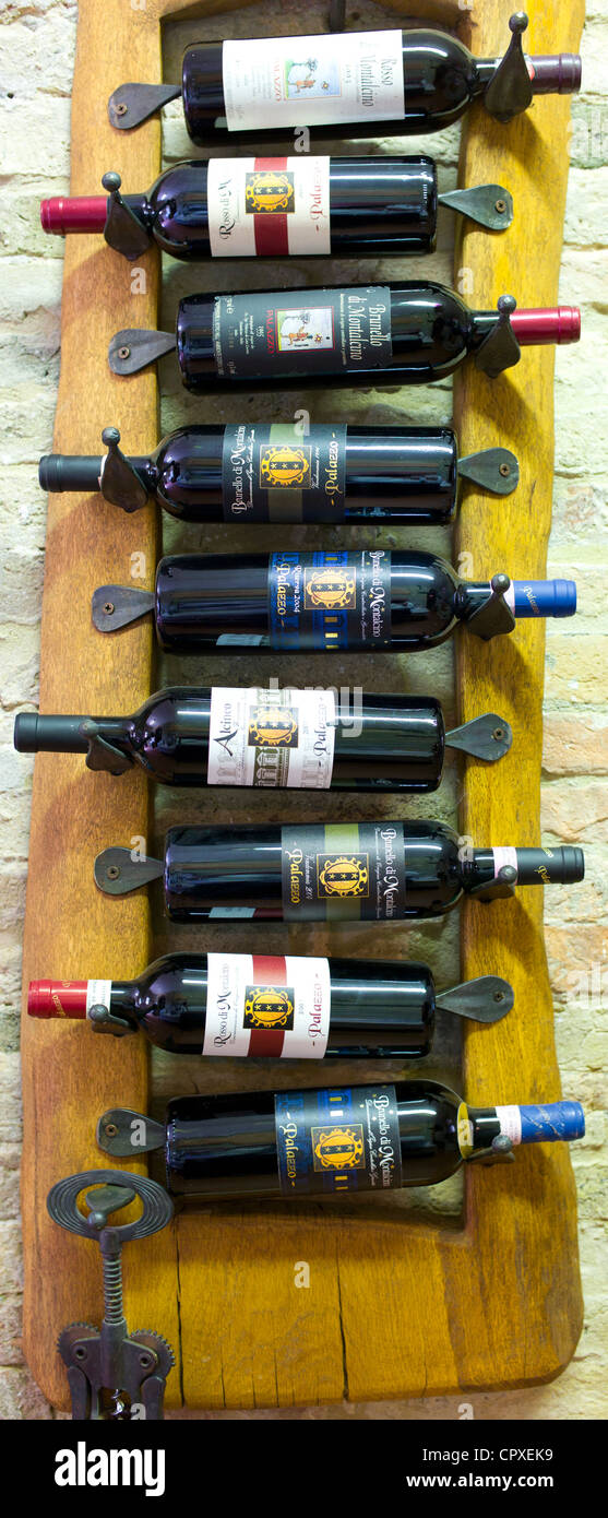 Il Brunello di Montalcino annata vecchie bottiglie di vino rosso a tenuta vinicola del palazzo vicino a Montalcino in Val d'Orcia, Toscana, Italia Foto Stock