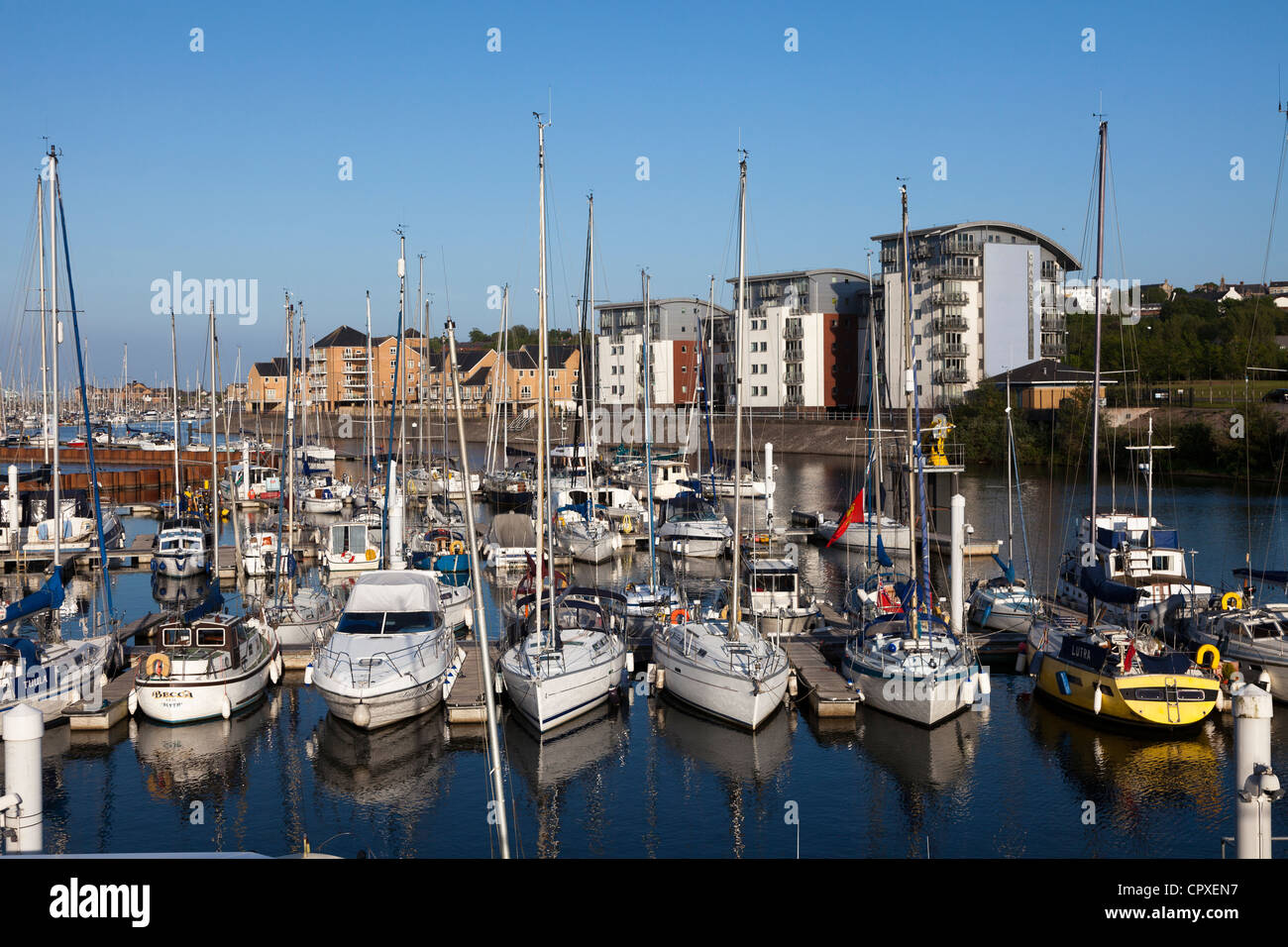 Barche ormeggiate nella baia di Cardiff, Galles, Regno Unito Foto Stock