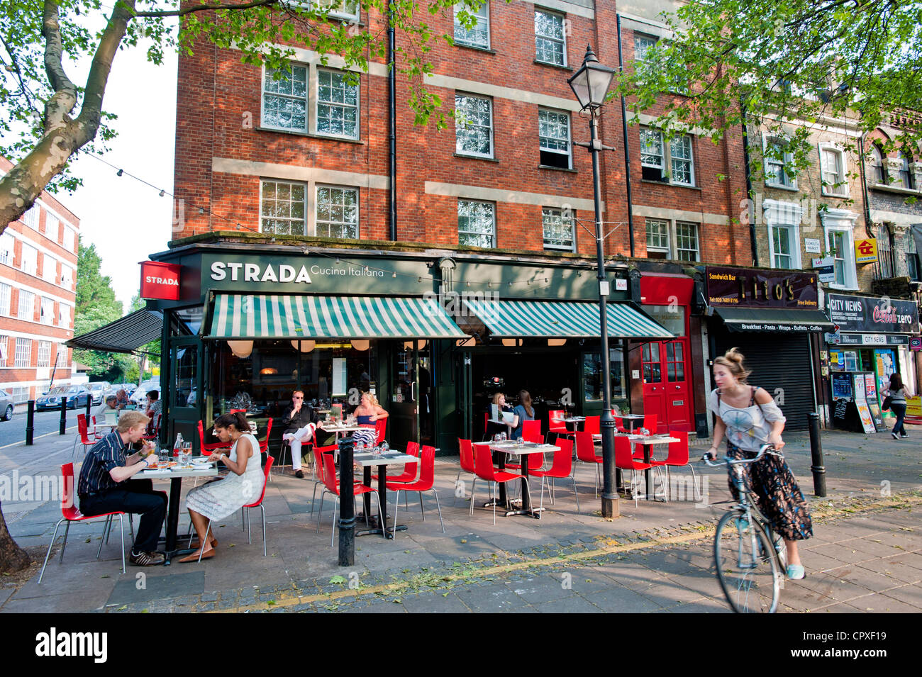 Bar e ristoranti sul mercato Exmouth, London, Regno Unito Foto Stock