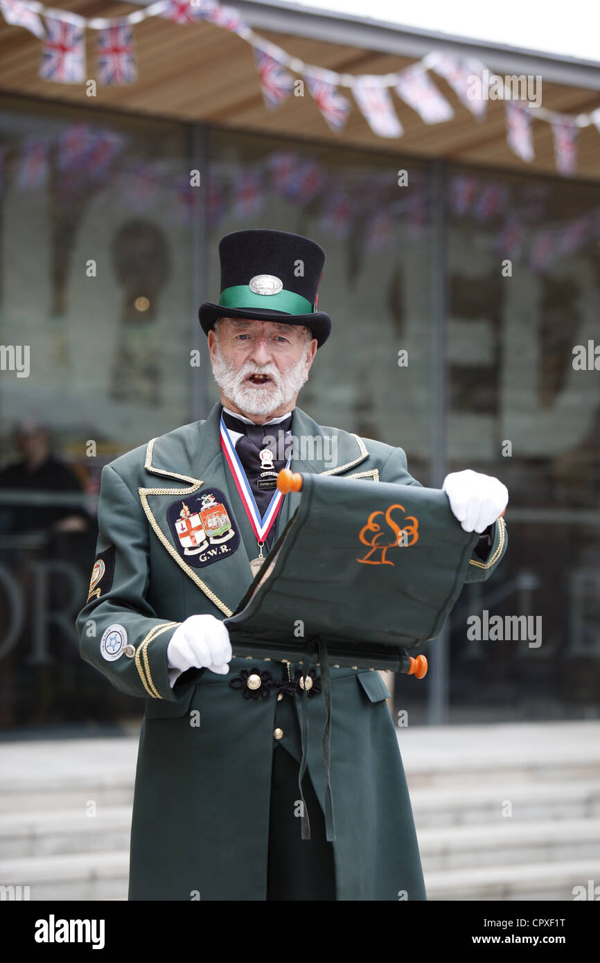 Town Criers competere in un contesto nazionale Town Crier concorso per festeggiare la Regina Elisabetta II GIUBILEO di diamante a Oxford Castle, Regno Unito Foto Stock