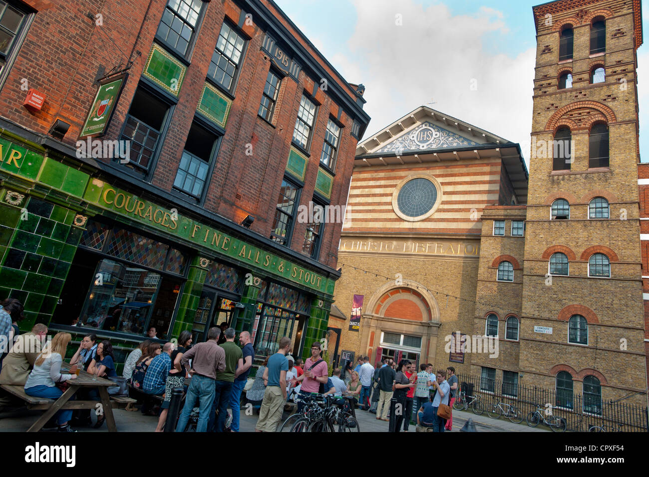 Bar e ristoranti sul mercato Exmouth, London, Regno Unito Foto Stock