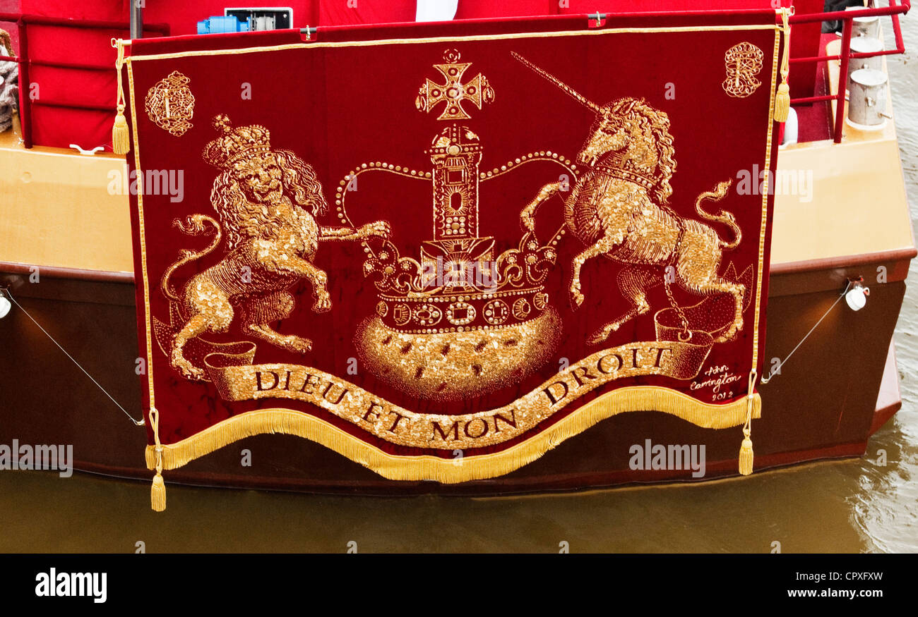 La stemma reale sul retro del Royal Barge, in occasione del diamante della regina Pageant giubilare Foto Stock