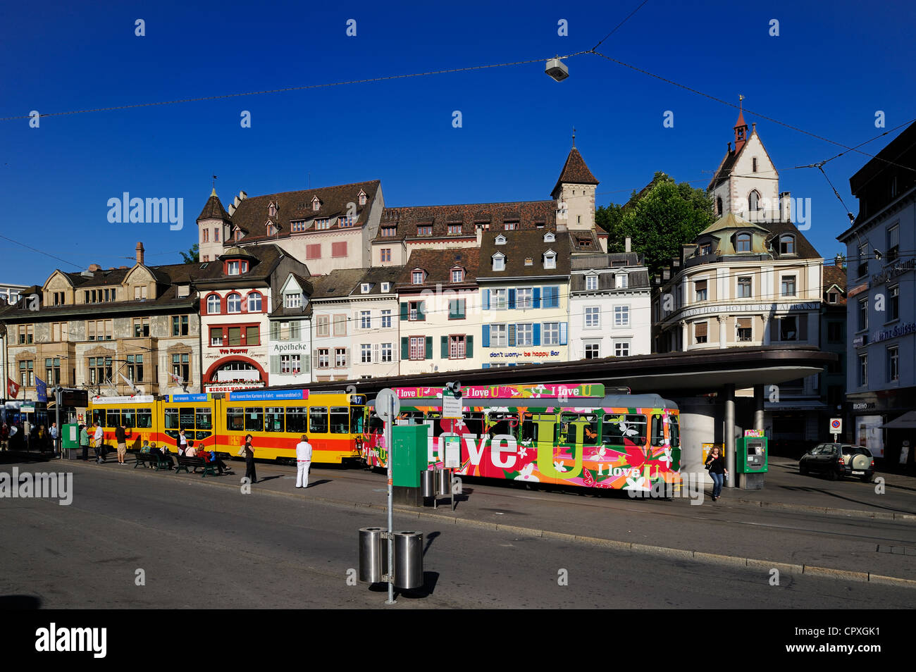La Svizzera, Basilea, tram sulla Barfüsserplatz dominata dalla chiesa Leonhards Foto Stock