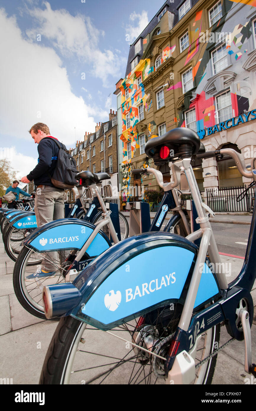 Un arte di strada murale su Il Megaro Hotel su Euston Road, Londra, UK con Borris Bike in primo piano. Foto Stock