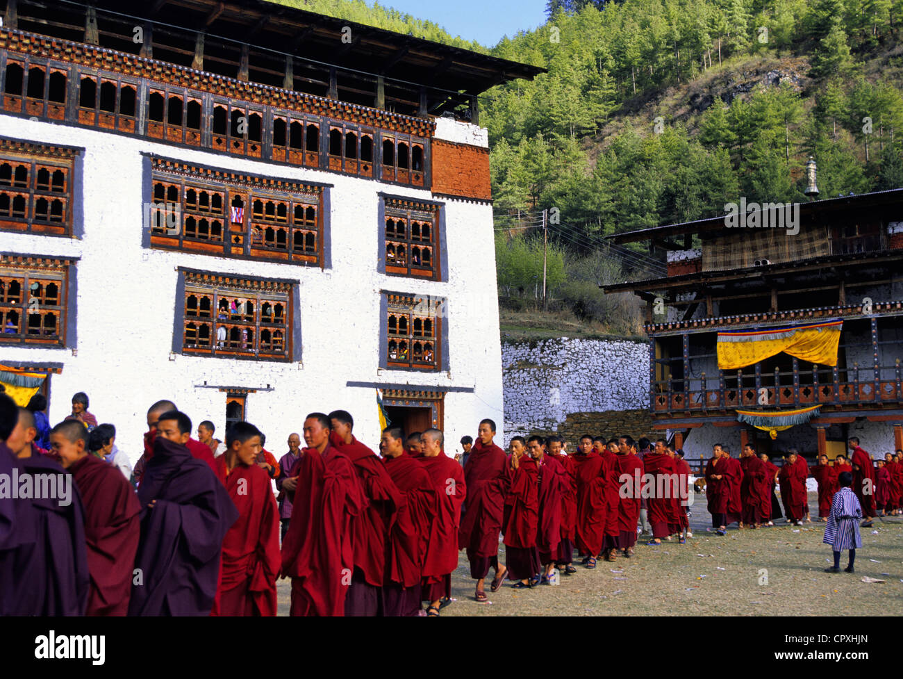 Il Bhutan Paro Distretto Rinpung Dzong buddista monastero fortezza Tsechu annuale festival buddista dignitario monaco processioni in Foto Stock