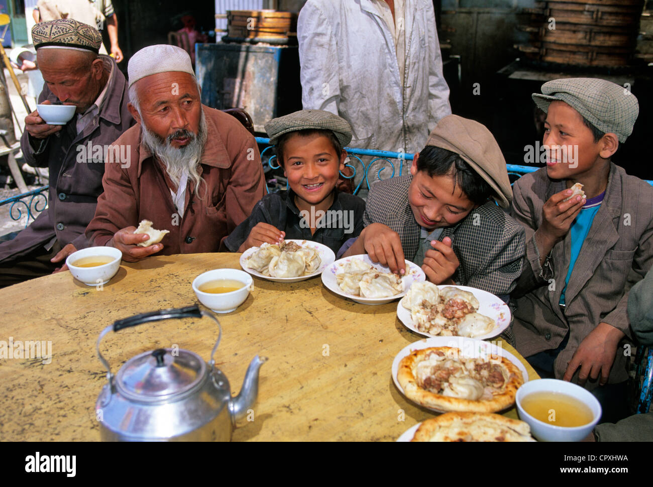 Cina provincia dello Xinjiang Kashgar Kashi Tea House luogo dove movie Kite Runner è stato girato grand-padre i suoi figlioli Foto Stock