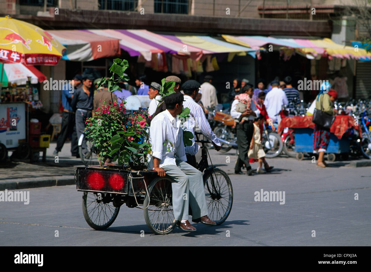 Cina, provincia dello Xinjiang, Kashgar (Kashi), la città vecchia bazaar, Ouigour popolazione, mercato di domenica, di triciclo Foto Stock