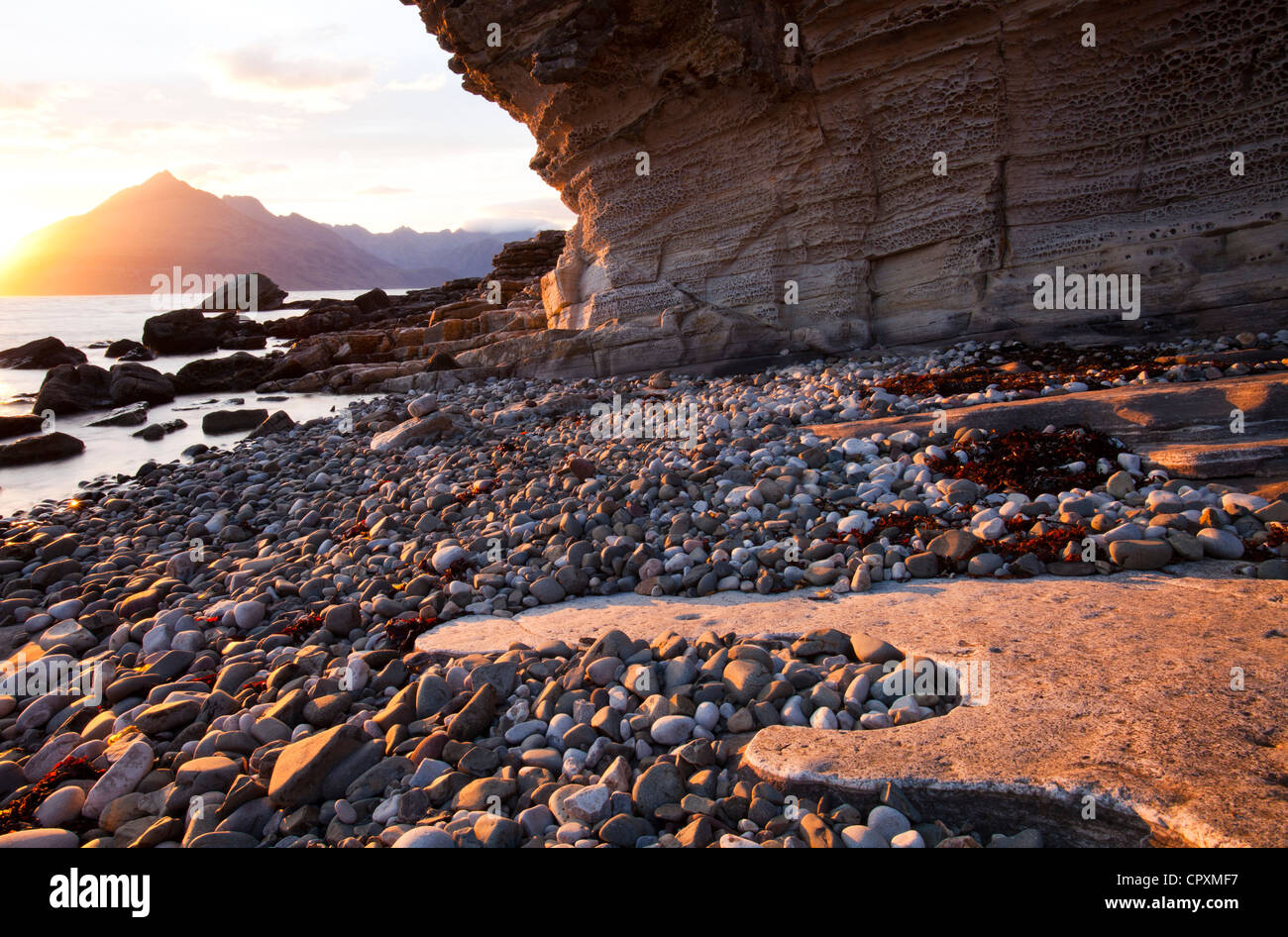 La Cresta Cuillin sull'Isola di Skye in Scozia, Regno Unito, dal Elgol, al tramonto. Foto Stock