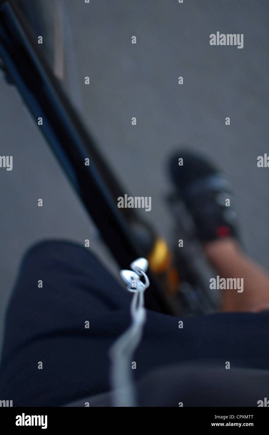 Giovane maschio cavalca la sua bicicletta ibrida Foto Stock