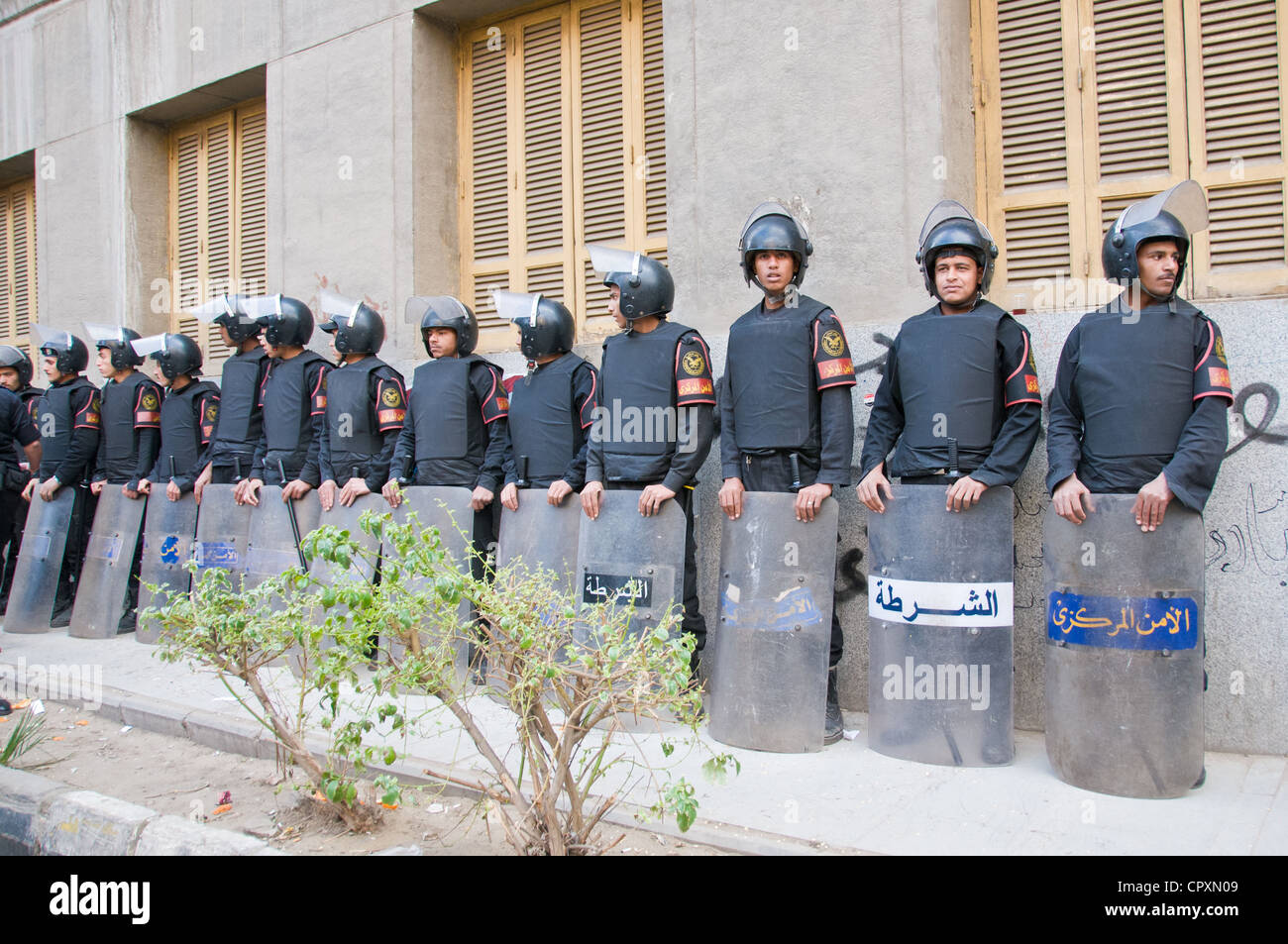 Egiziano delle forze di sicurezza in tenuta da sommossa in attesa accanto alla dimostrazione nel centro cittadino del Cairo in Egitto Foto Stock