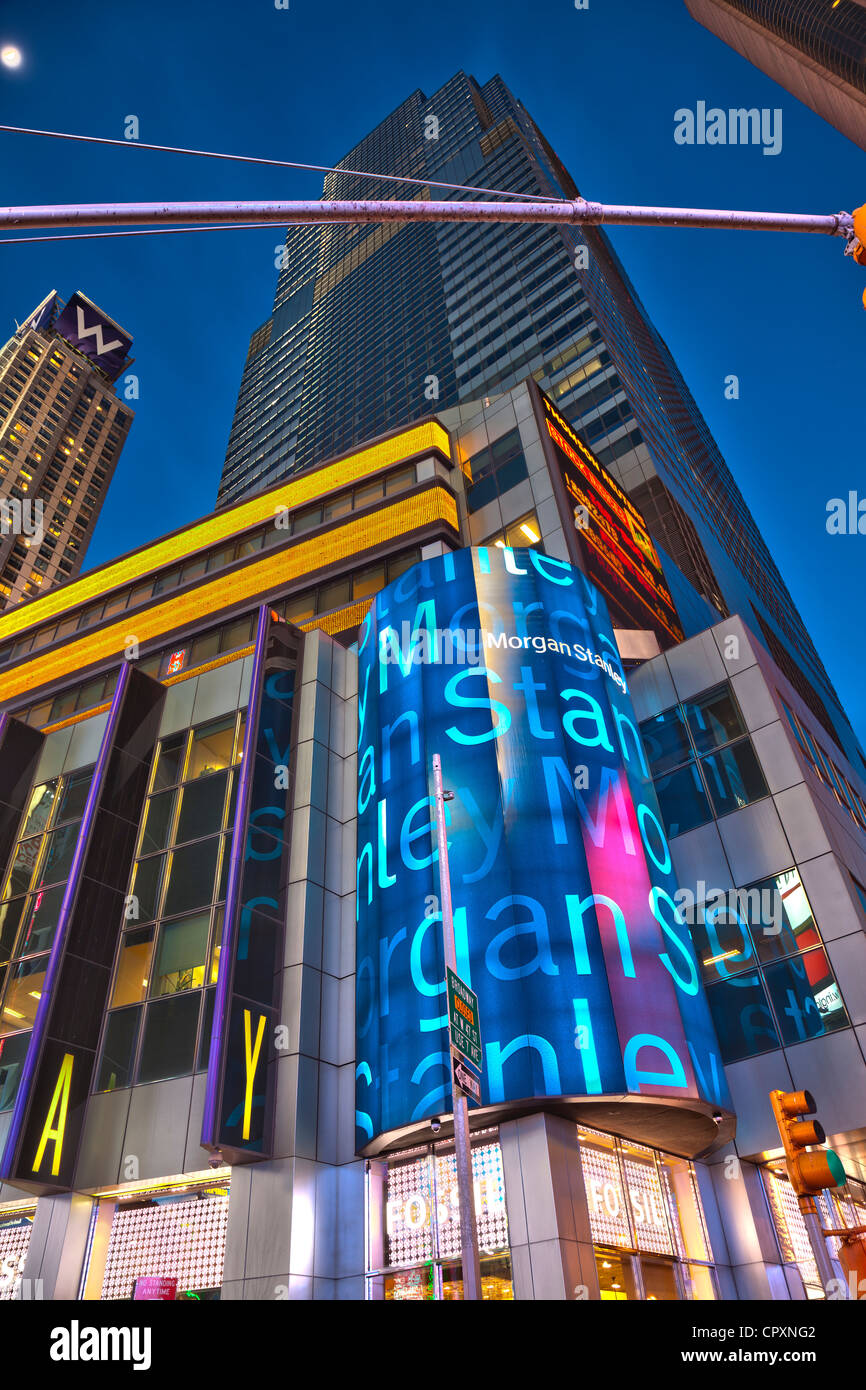 Morgan Stanley sede centrale globale di notte a 1585 Broadway a Manhattan, New York City Foto Stock