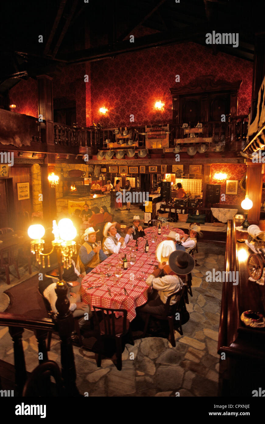 Francia, Aveyron, Sainte Radegonde, Ranch Saloon, illuminazione, lavori in legno e tessuto sono tutte nello stile di una berlina americana Foto Stock