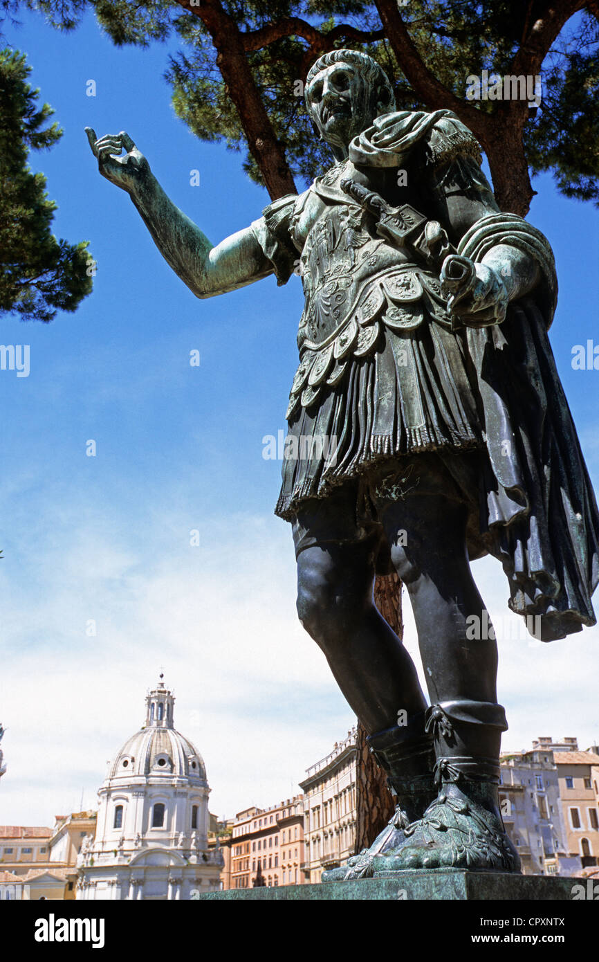 Italia Lazio Roma centro storico sono classificati come patrimonio mondiale dall' UNESCO Palatino District Julius Caesar statua in Via dei Fori Imperiali Foto Stock