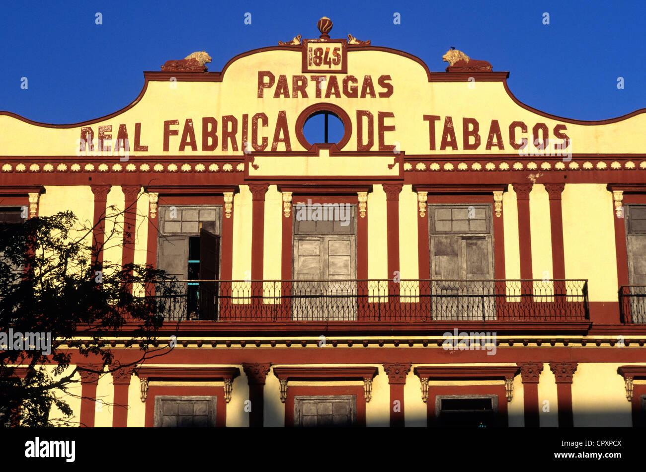 Cuba, La Habana, Centro Habana District, facciata dei sigari Partagas tessuto Foto Stock