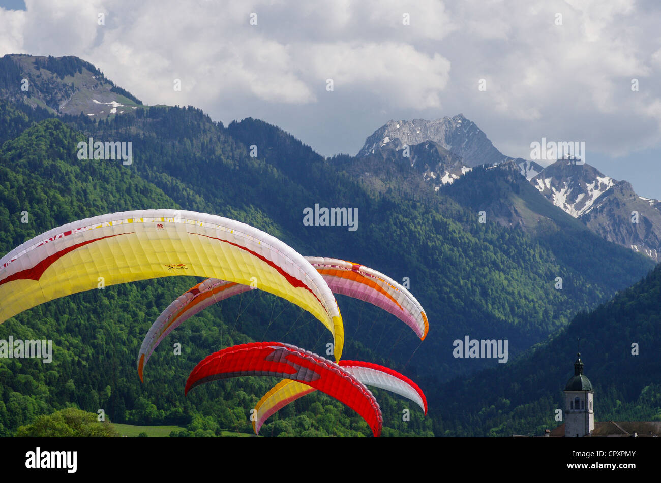 I parapendii lo sbarco nei pressi del lago di Annecy, Francia Foto Stock