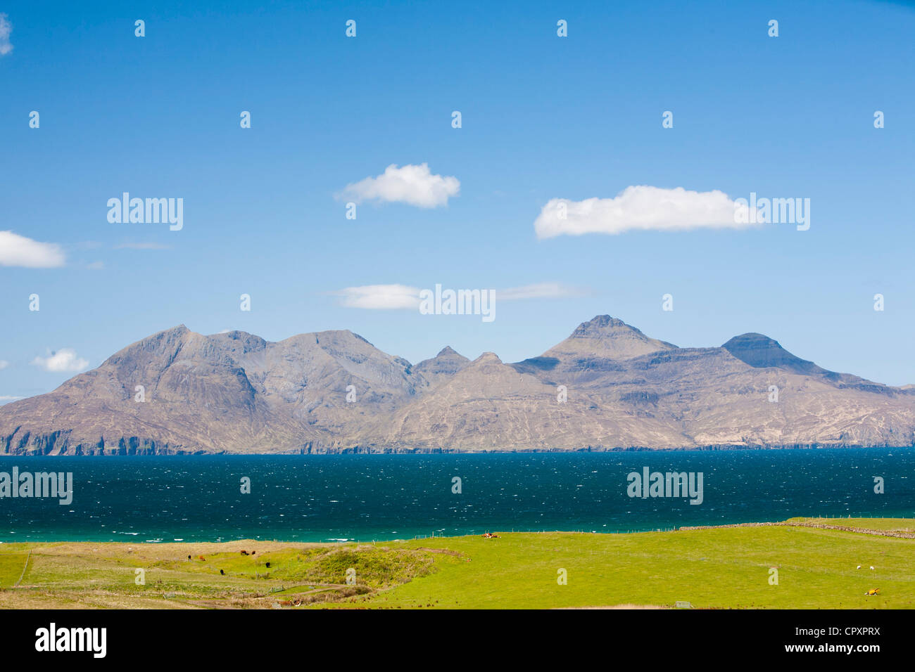 Cleadale sull'Isola di Eigg, guardando verso l'isola di rhum, Scotland, Regno Unito. Foto Stock