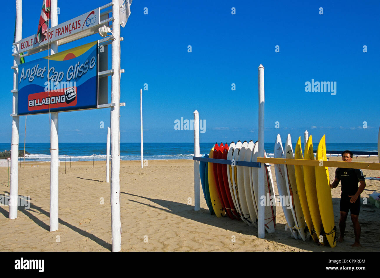 Francia, Pirenei Atlantiques, Anglet, molte scuole di surf lungo la Plage de la Chambre d'Amour Foto Stock