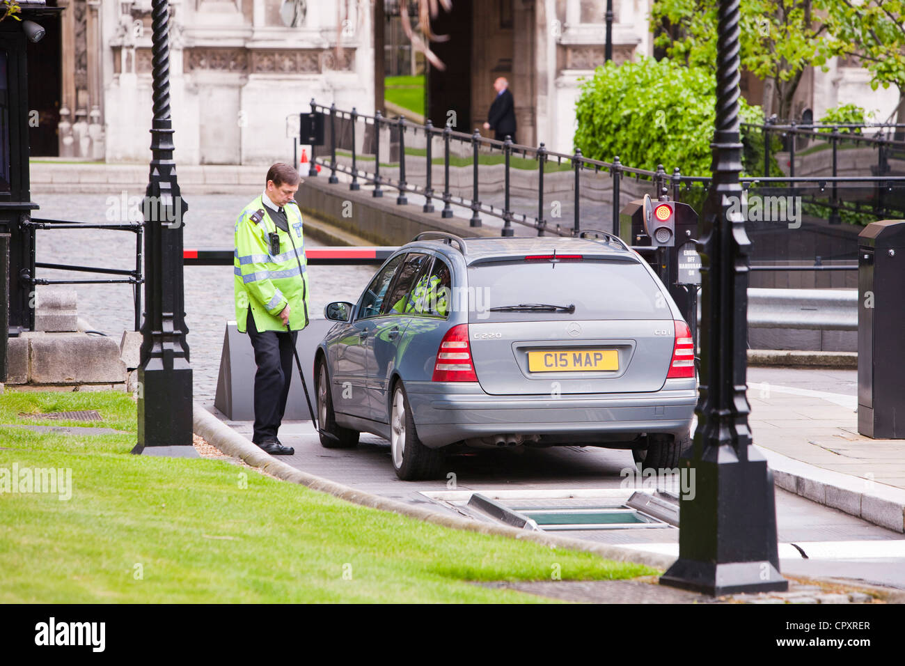 Un poliziotto controlli dei veicoli per veicolo bombe, prima di entrare nella casa del Parlamento, Londra, Regno Unito. Foto Stock