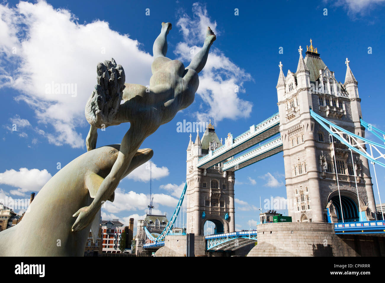 Il Tower Bridge di Londra, UK con un delfino scultura. Foto Stock