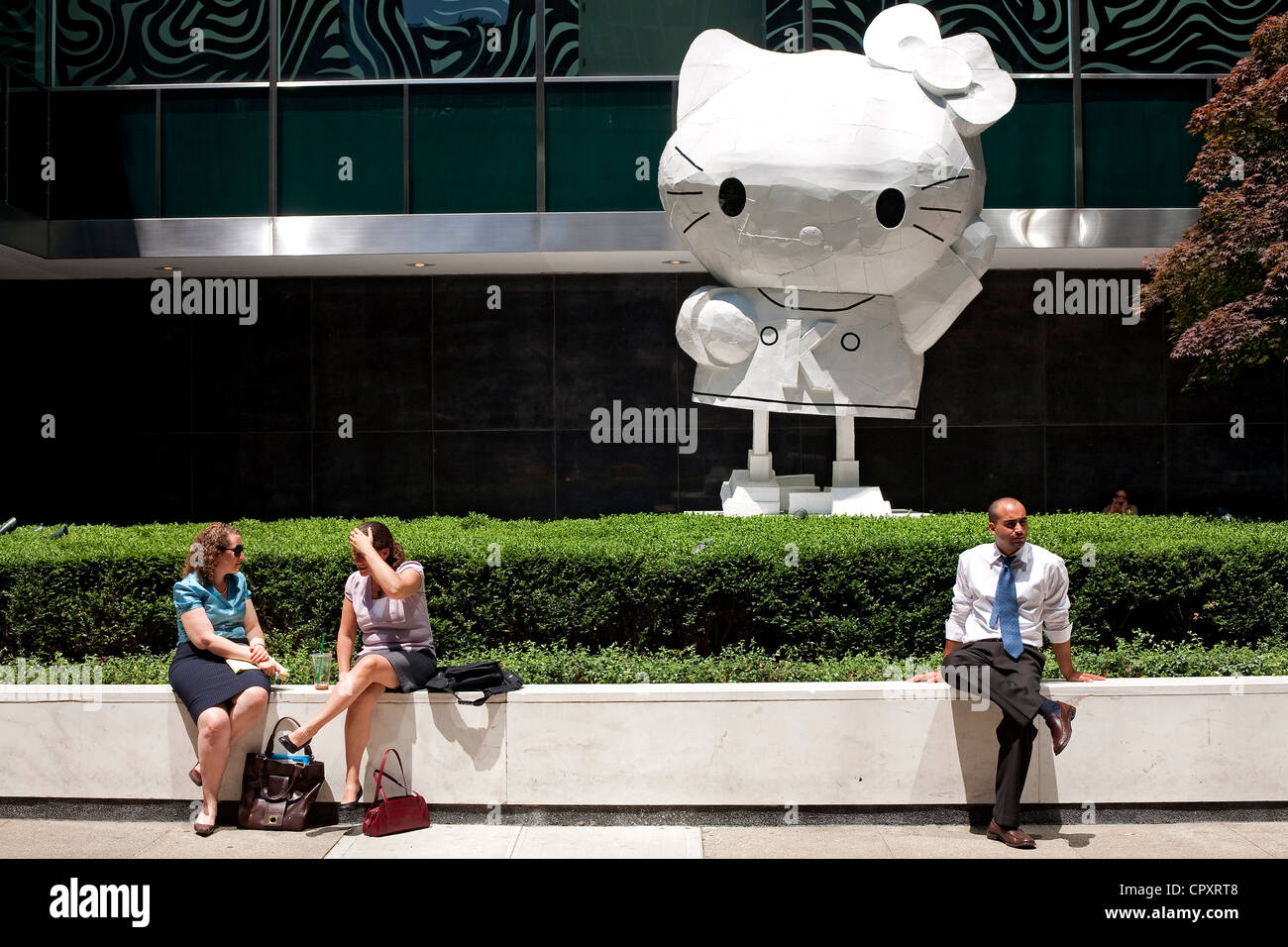 Stati Uniti New York City Manhattan Park Avenue Lever House Square mostra artista og Tom Sachs Wind-Up Hello Kitty Foto Stock