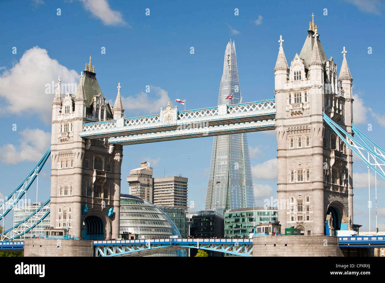 Il Tower Bridge e la Shard a Londra, Regno Unito. La Shard a 310m o più di 1000 metri di altezza, è l'edificio più alto d'Europa. Foto Stock
