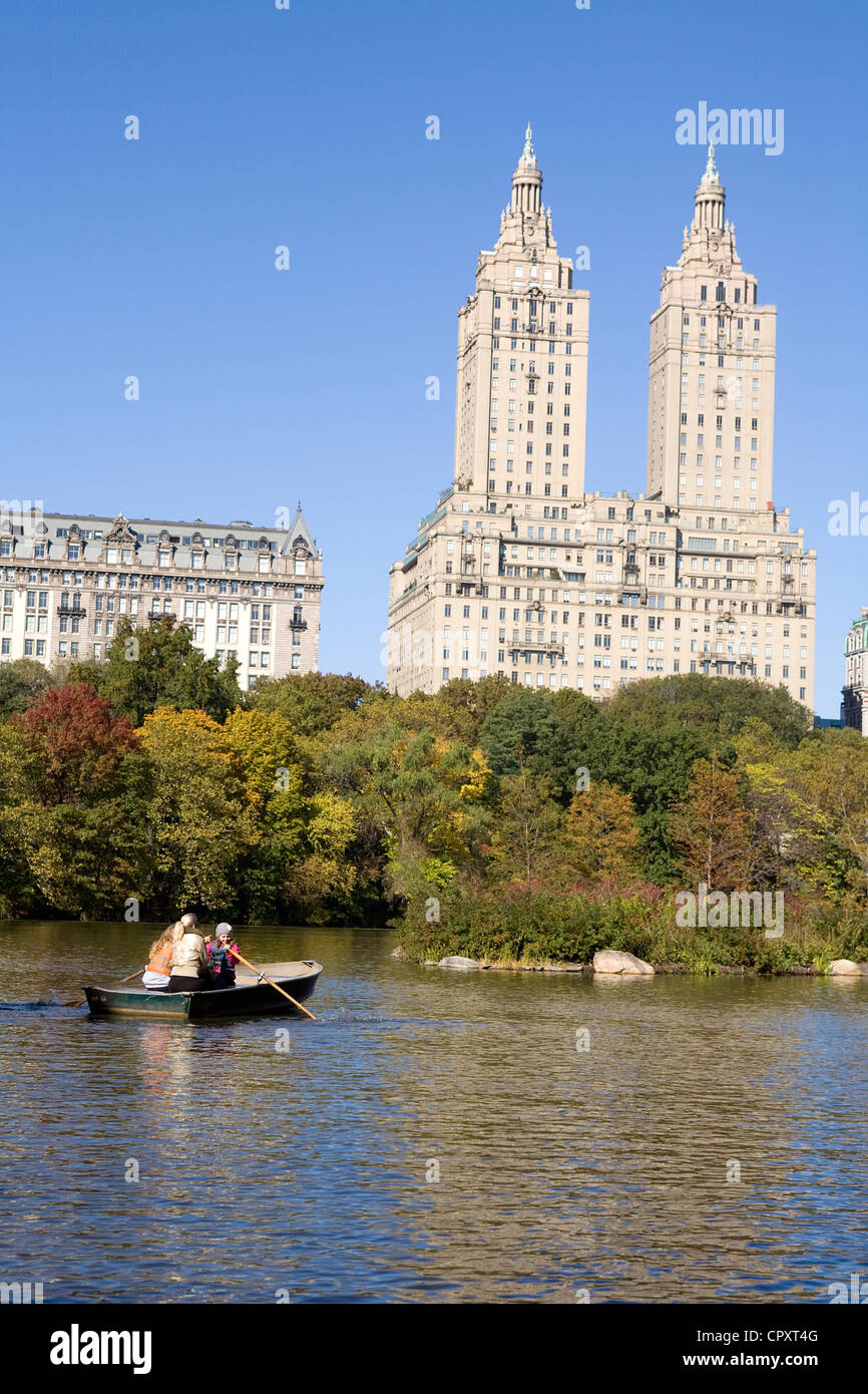 Stati Uniti, New York City, Manhattan, Central Park, grattacieli e gita in barca sul lago canotto Foto Stock