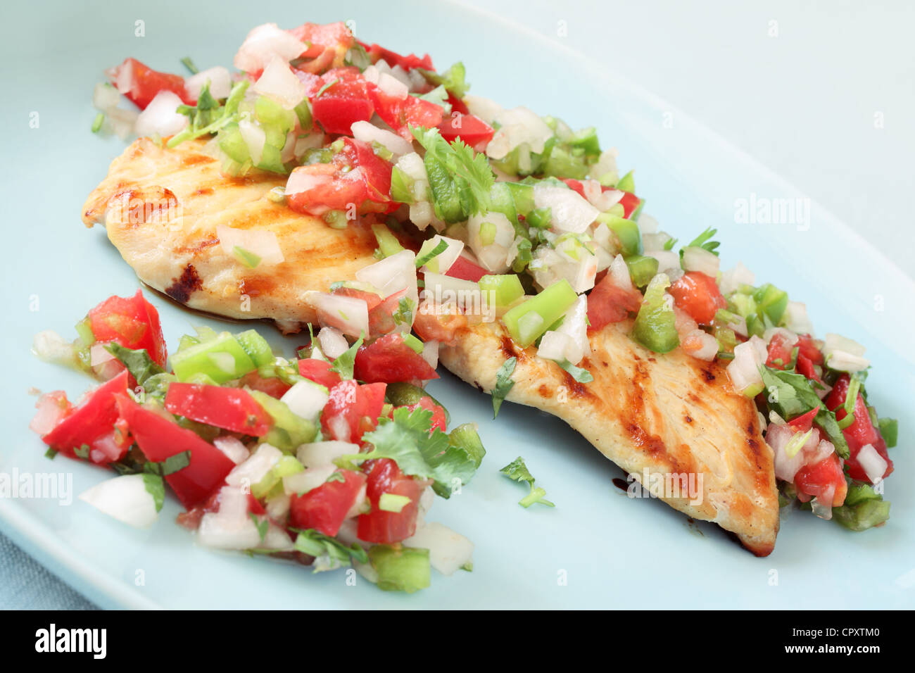 Pollo grigliato con salsa fresca Foto Stock