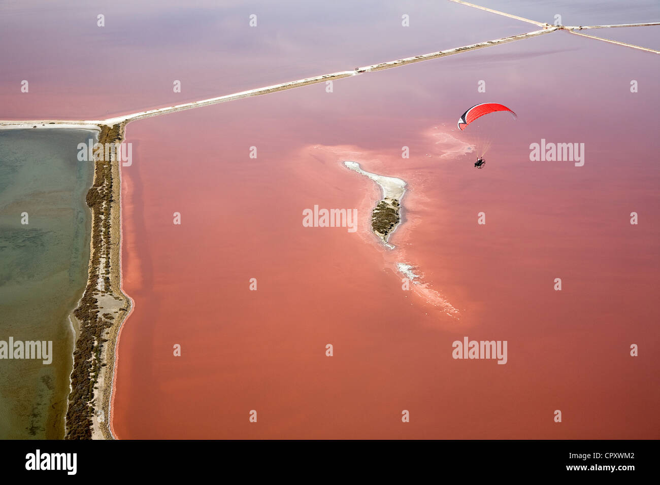 Francia Bouches du Rhone Camargue bacino di sale delle saline localmente noto come Salins du Midi salin de giraud antenna parapendio Foto Stock