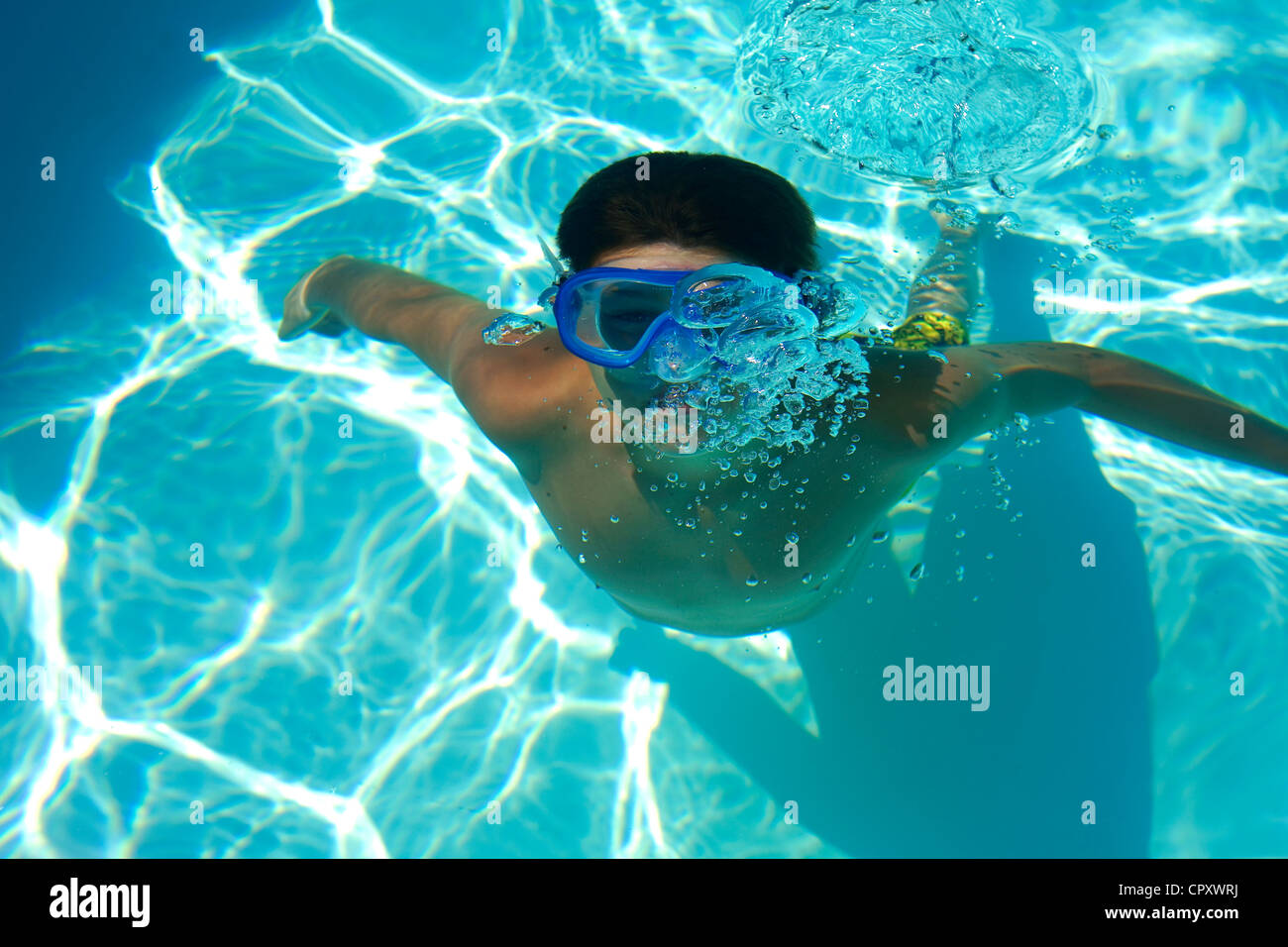 Francia, Vaucluse, Lourmarin, 11 anni bambino in piscina Foto Stock