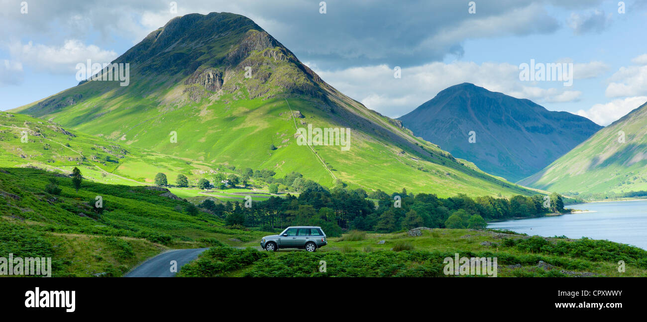 Range Rover Veicolo 4x4 da Wasdale cadde e Wastwater nel Parco Nazionale del Distretto dei Laghi, Cumbria, Regno Unito Foto Stock