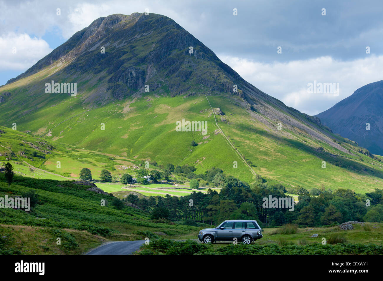 Range Rover Veicolo 4x4 da Wasdale cadde e Wastwater nel Parco Nazionale del Distretto dei Laghi, Cumbria, Regno Unito Foto Stock