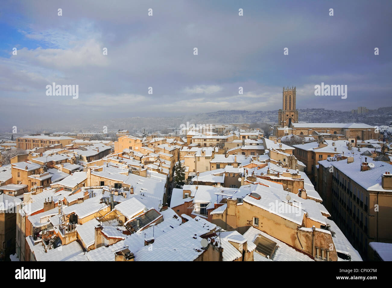 Francia Bouches du Rhone Aix en Provence vista sulla cattedrale di Saint Sauveur (St Saviour's Cathedral) nevicato in tetti da Belfry Foto Stock