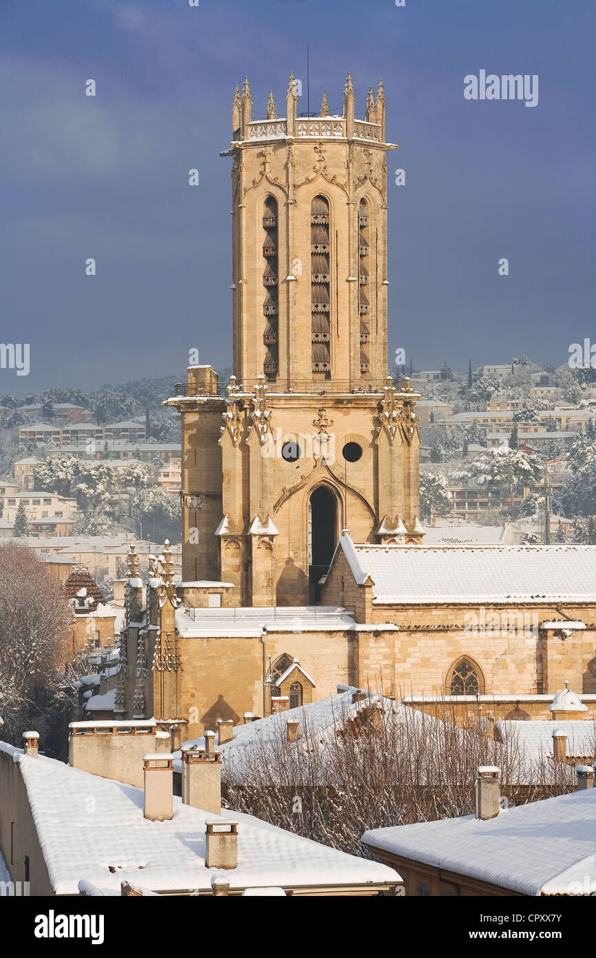 Francia, Bouches du Rhone, Aix en Provence, la cattedrale di Saint Sauveur (St Saviour's Cathedral) e nevicato in tetti Foto Stock