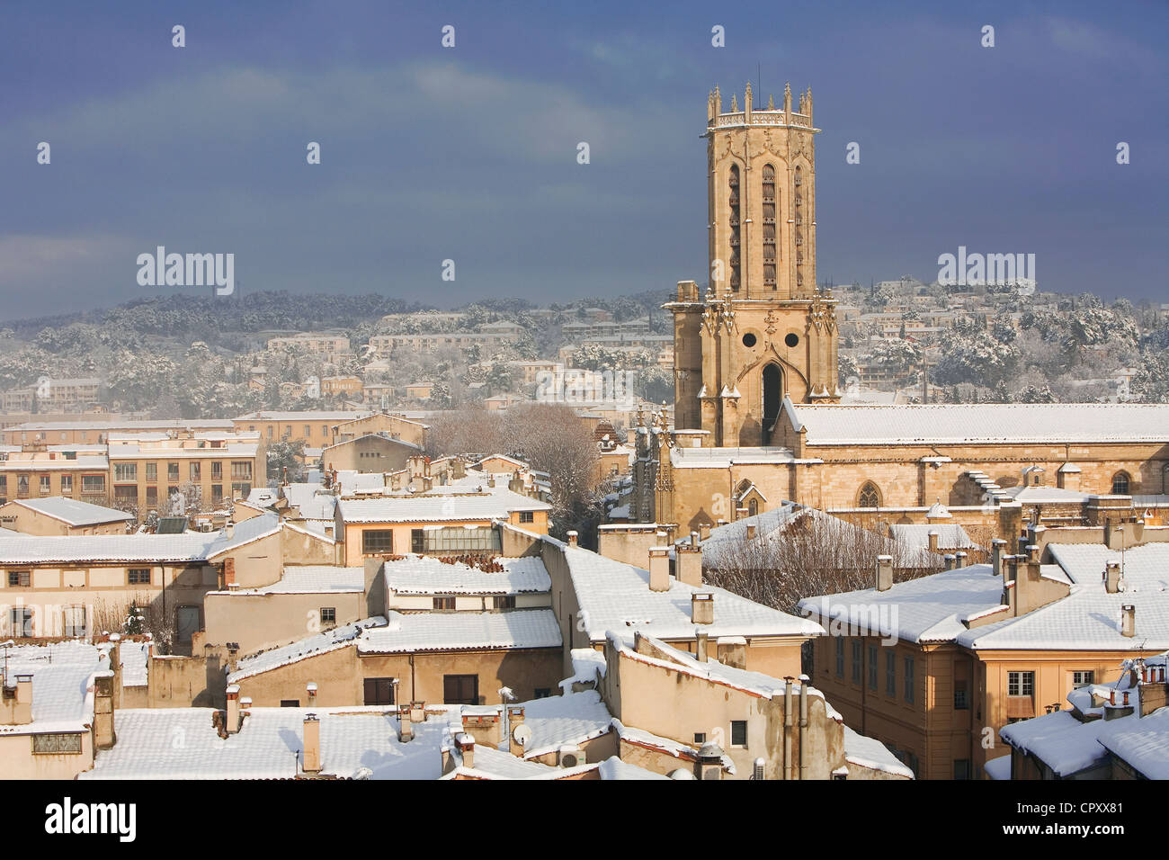 Francia, Bouches du Rhone, Aix en Provence, la cattedrale di Saint Sauveur (St Saviour's Cathedral) e nevicato in tetti Foto Stock