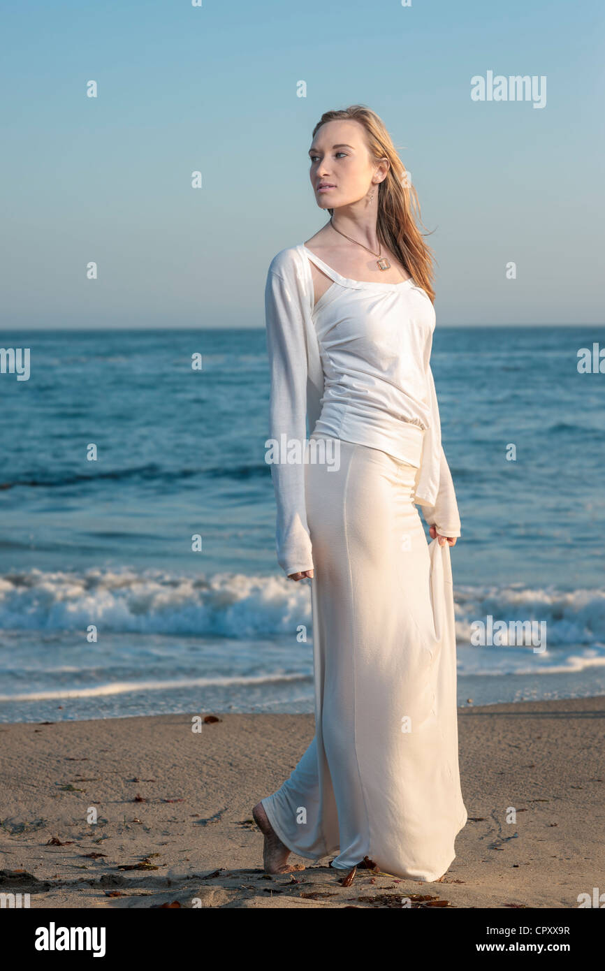 Bella donna sulla spiaggia. Foto Stock