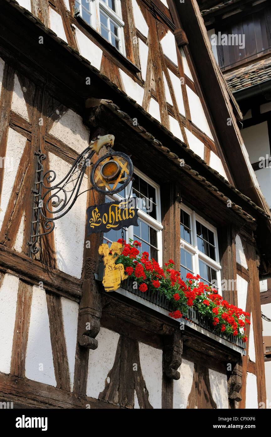 Francia, Bas Rhin, Strasburgo, città vecchia Patrimonio Mondiale UNESCO, quartiere Petite France, birreria bierstub in una casa in legno e muratura Foto Stock