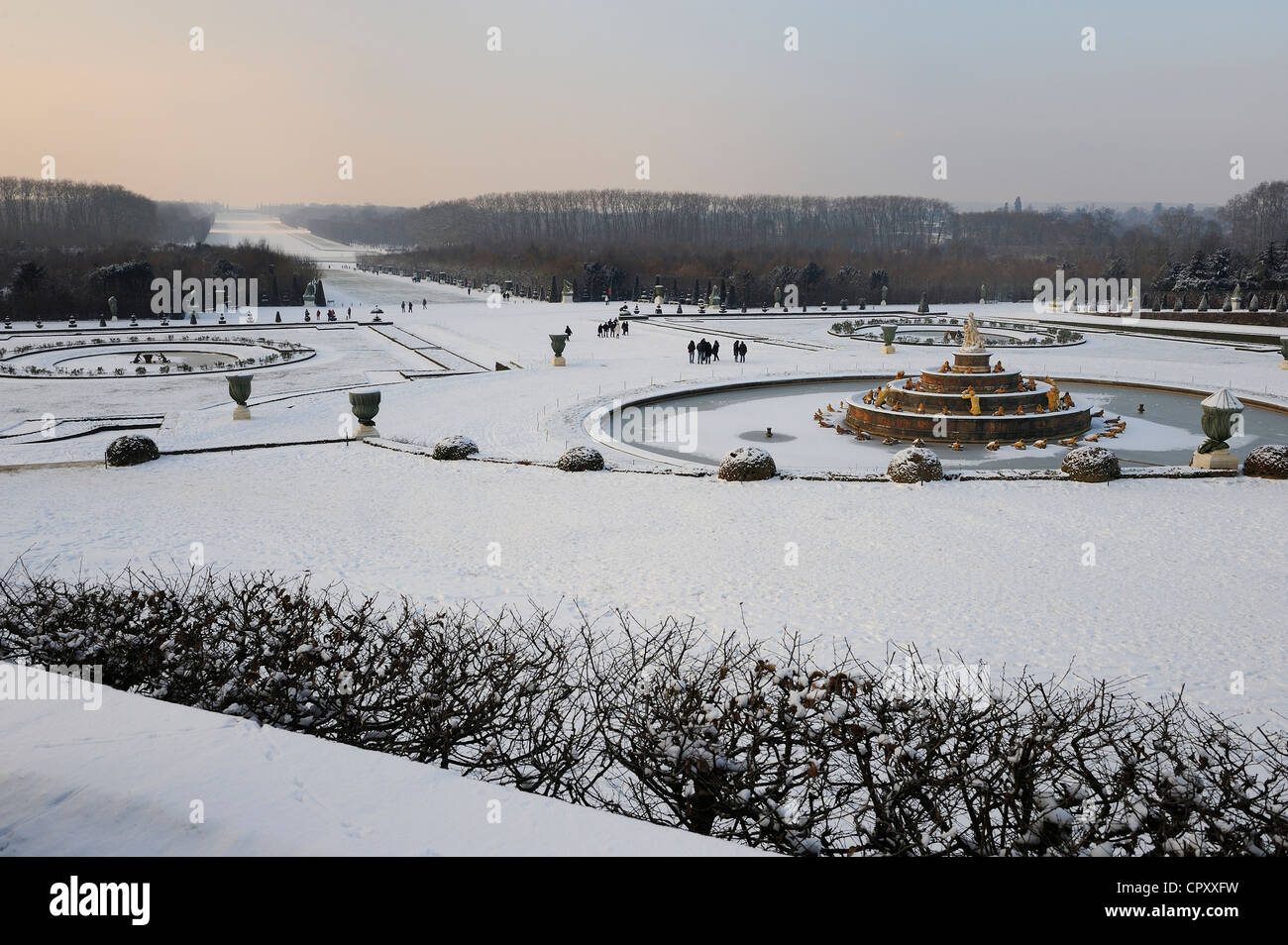 Francia Yvelines coperta di neve parco di Chateau de Versailles elencati come patrimonio mondiale dall' UNESCO Latona bacino prospettiva giardini Foto Stock