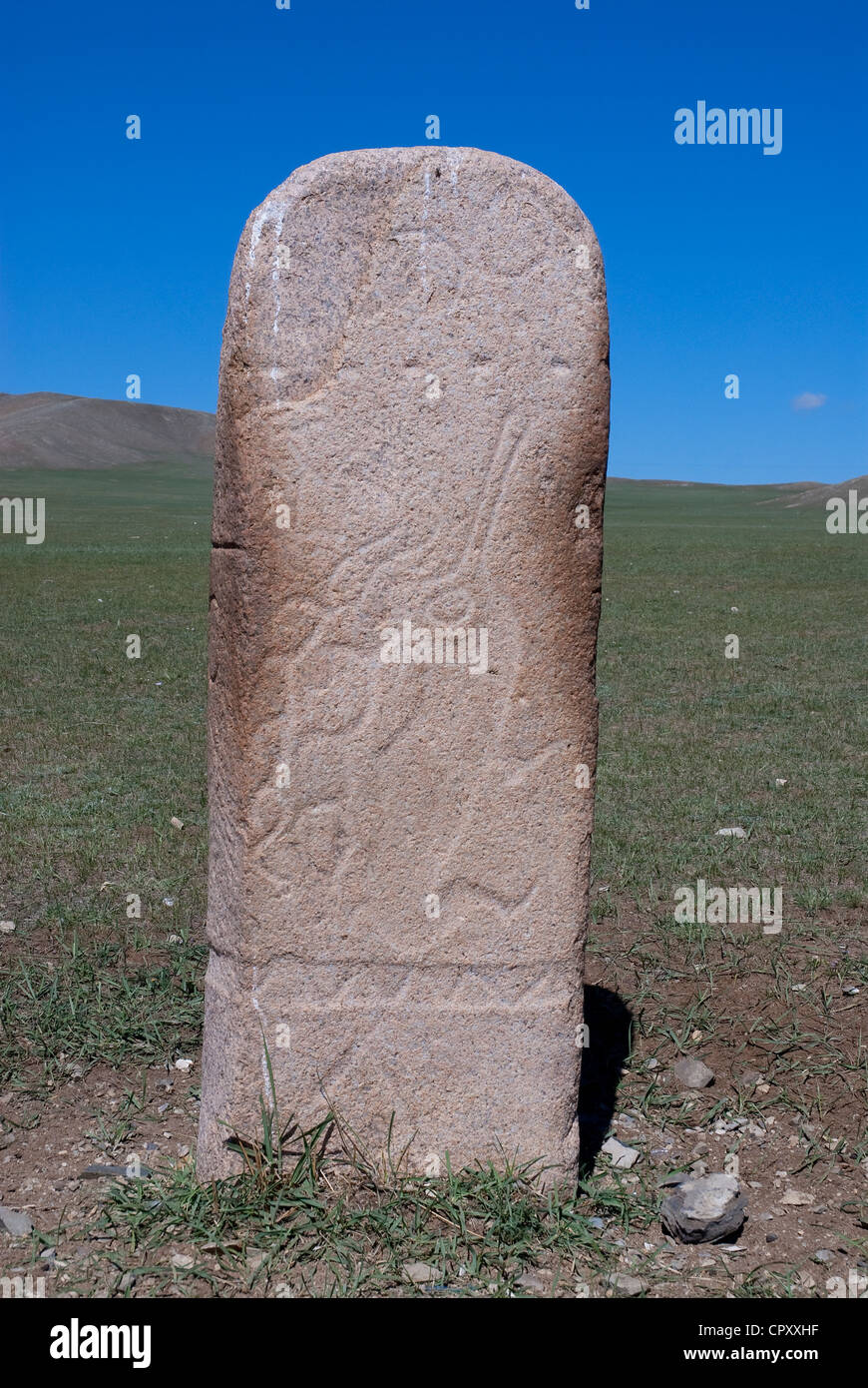 La Mongolia Khuvsgul regione, stele scolpite che rappresentano un cervo in omaggio al ancesors datata III secolo Foto Stock