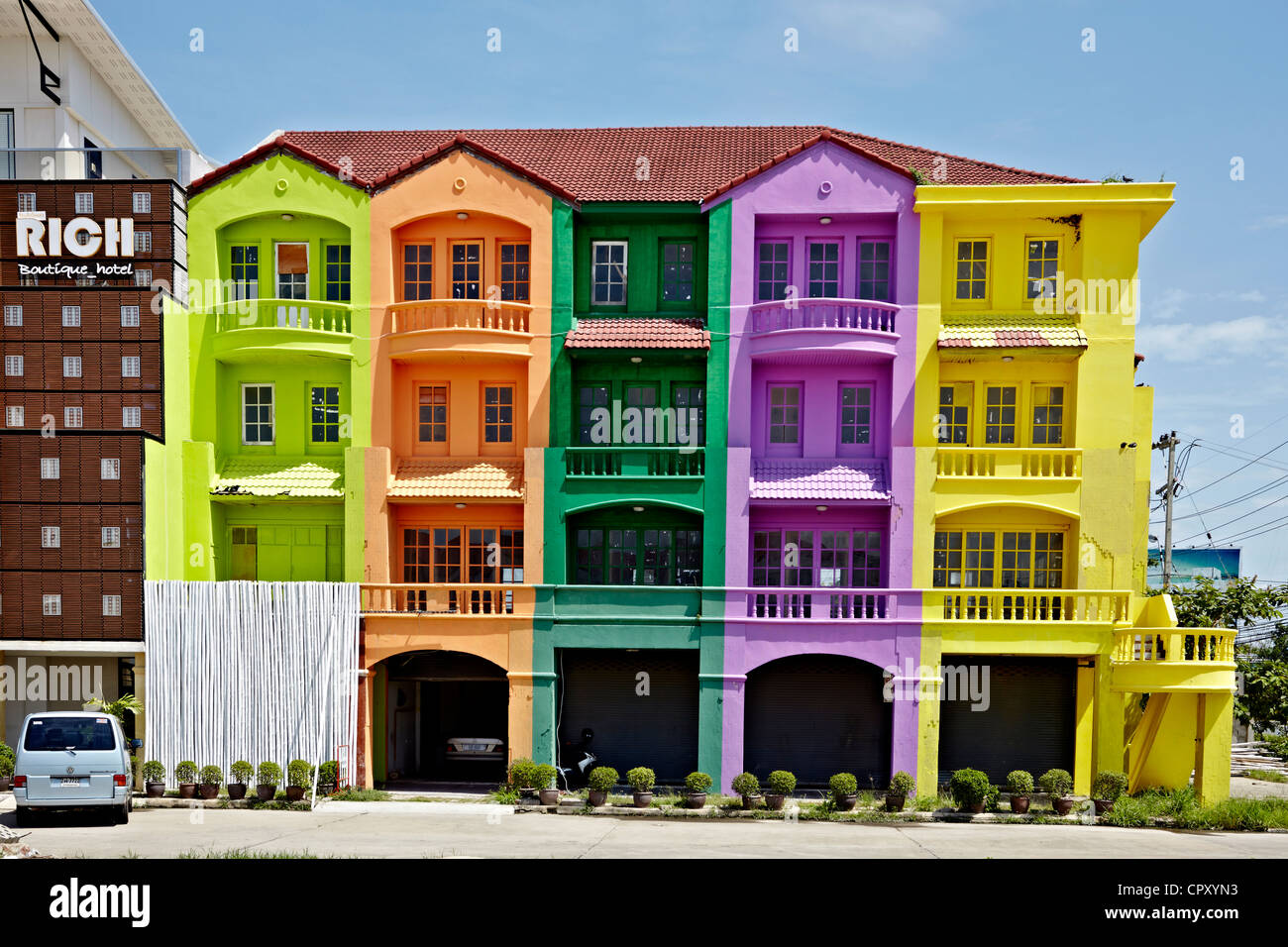 Edificio colorato. Appartamenti dai colori vivaci in corso di ristrutturazione. Tailandia, Sud-est asiatico. Foto Stock