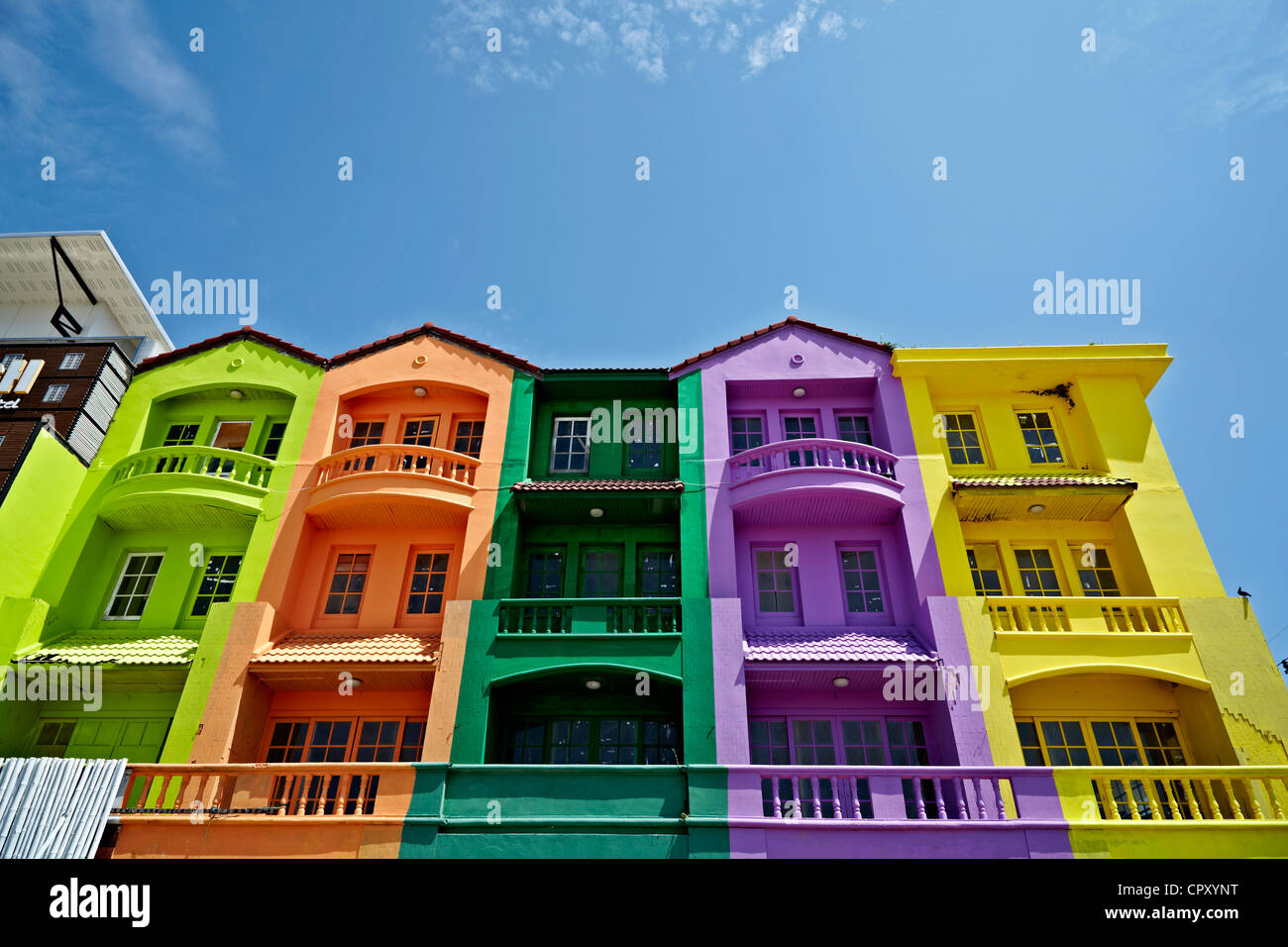 Edificio colorato. Appartamenti dai colori vivaci in fase di ristrutturazione. Thailandia Asia. Foto Stock