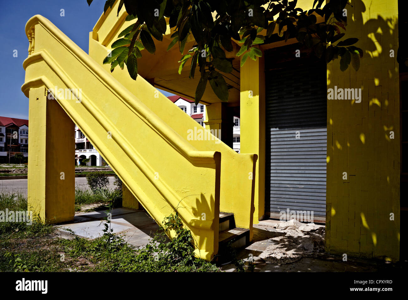 Edificio di vernice gialla. Struttura di scala dipinta di giallo luminoso nel corso di lavori di ristrutturazione. Thailandia Asia Foto Stock