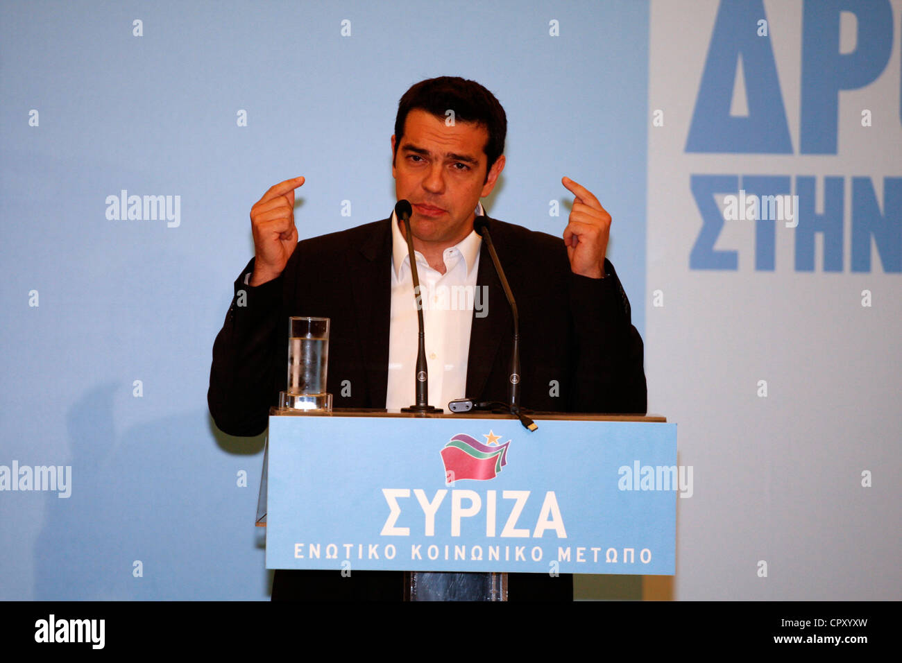 ALEXIS TSIPRAS gesti durante una presentazione del suo partito il programma elettorale. Tsipras giurò di rinegoziare il paese del bailout deal da zero se la sua Syriza vince il partito di fondamentale importanza 17 Giugno le elezioni. Foto Stock