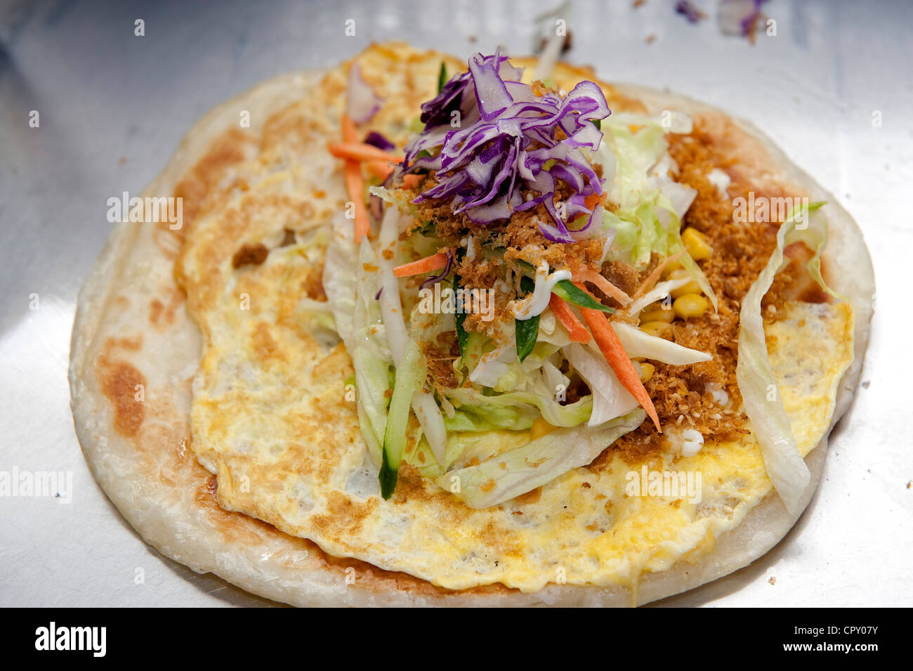 Taiwan, Taipei Zhongshan District, street cottura, pancake, scrumble uova e verdure Foto Stock