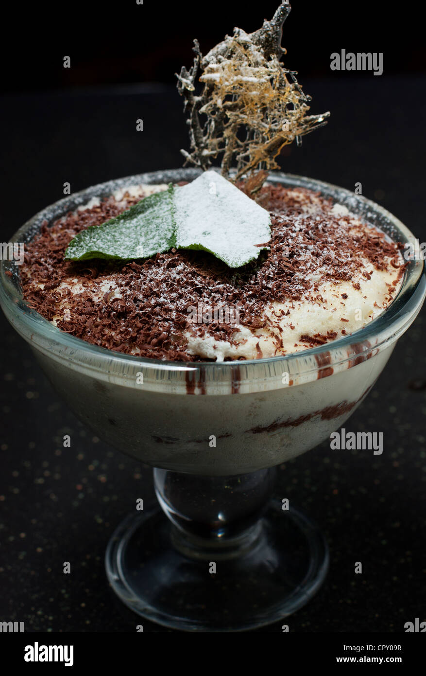 Dessert caseari in una vaschetta trasparente closeup su sfondo nero Foto Stock